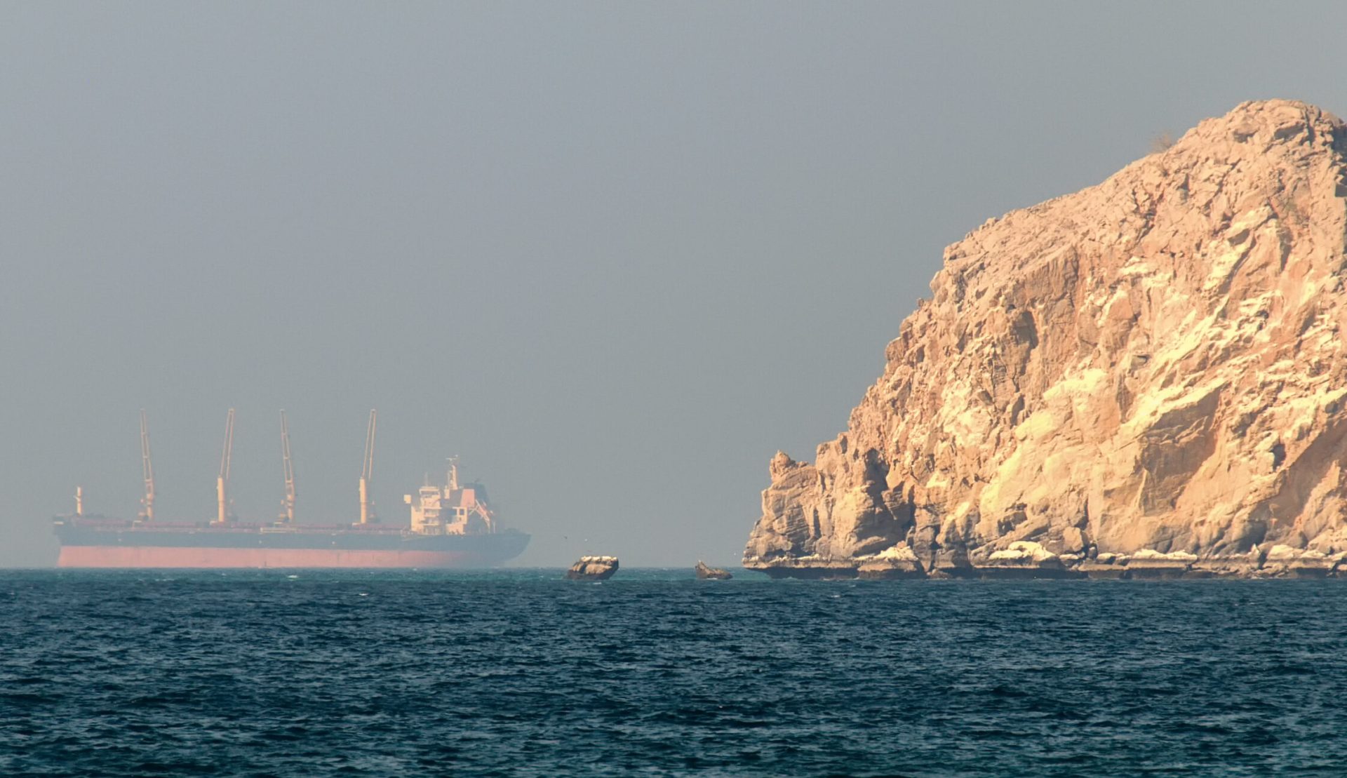 Iranul negociază cu Omanul o procedură pentru trecerea sigură a navelor prin Strâmtoarea Ormuz, un culoar strategic pentru exportul de petrol și gaze naturale din golf