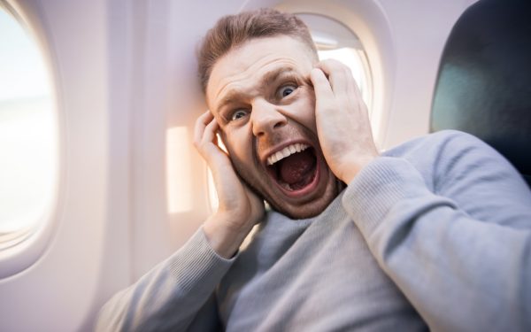 Evită durerea de urechi în AVION: Trucuri simple și eficiente