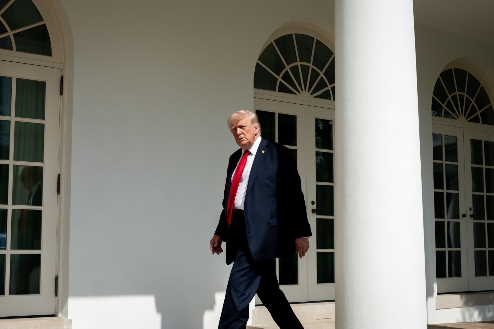 DONALD Trump: SUA Vor Contribui la Creșterea Traficului în Strâmtoarea Hormuz Fostul președinte al Statelor Unite ale Americii, DONALD Trump, a generat un nou val de reacții după ce a publicat un mesaj pe platforma de socializare TruthSocial, în care afirmă că SUA „vor contribui la creșterea traficului” în Strâmtoarea Hormuz