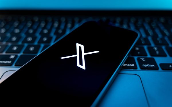 X, fostul Twitter, se dotează cu AI Grok: Flux personalizat pentru utilizatori