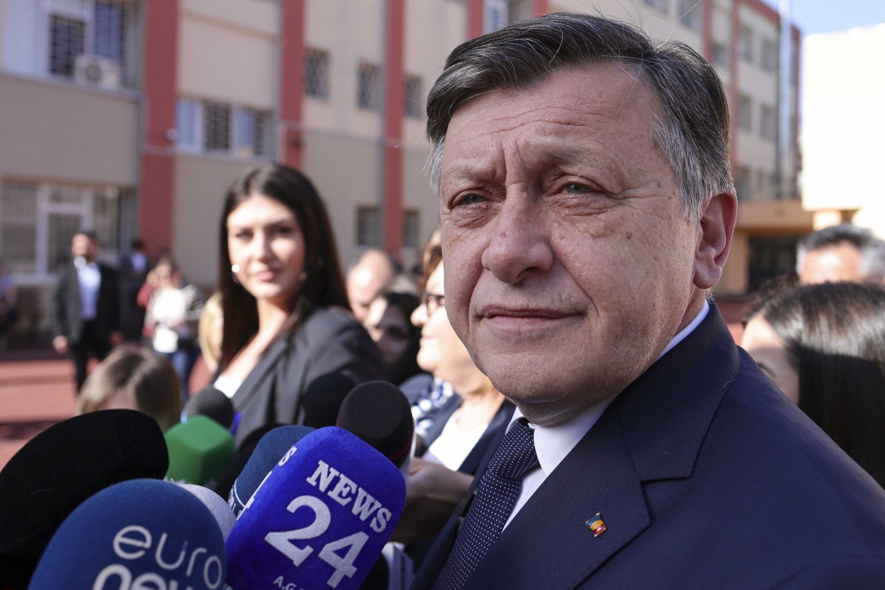 Crin Antonescu afirmă că nu a avut vreo legătură cu fotografiile controversate prezentate înainte de alegerile din mai 2025, după ce G4Media.ro a dezvăluit că aceste imagini au fost de fapt o scenetă pusă în scenă Fostul candidat la alegerile prezidențiale, Crin Antonescu, a făcut o declarație clară legată de fotografiile care au circulat intens în ultimele zile înainte de scrutin, susținând că nu a fost implicat în mod direct în fabricarea sau promovarea acestora