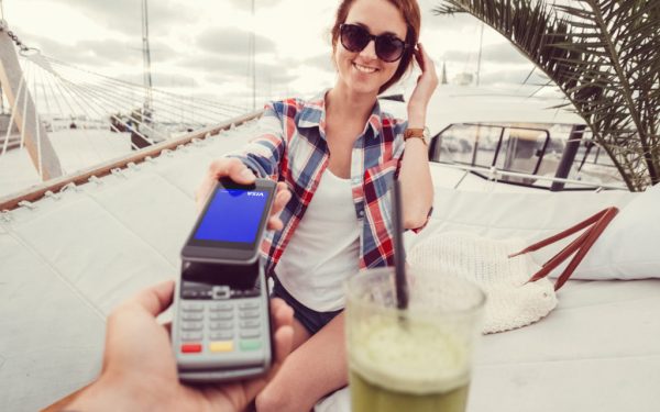 Visa lansează o soluție inovatoare pentru comerțul digital bazat pe inteligență artificială, facilitând conectarea afacerilor la noile tehnologii Visa, o companie globală de plăți digitale, a anunțat lansarea Intelligent Commerce Connect, o soluție menită să simplifice accesul companiilor la comerțul bazat pe inteligența artificială (AI)