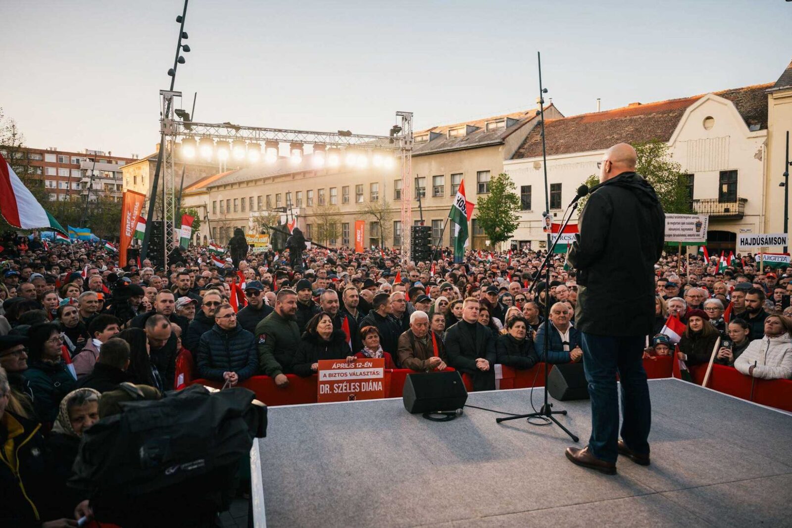 Kelemen Hunor, liderul UDMR, a fost prezent la un eveniment electoral al premierului ungar Viktor Orban în Debrețin, unde a transmis un mesaj de la un locuitor din Ținutul Nirajului