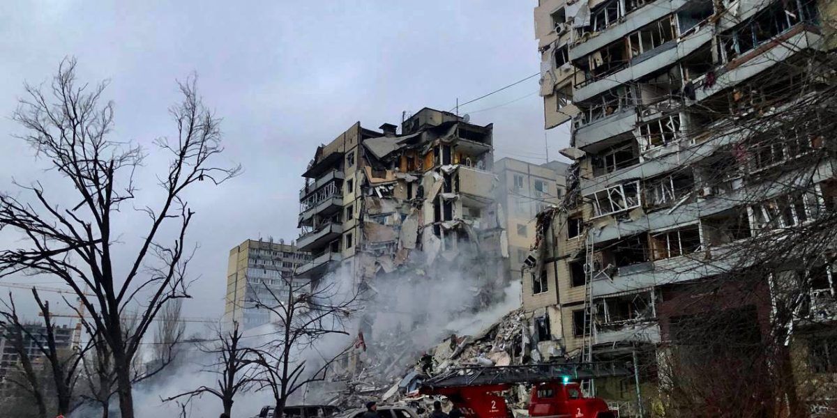 Două persoane au fost ucise și alte trei rănite în urma unor atacuri aeriene rusești în regiunea Dnipro din estul Ucrainei, conform informațiilor furnizate vineri de administrația regională