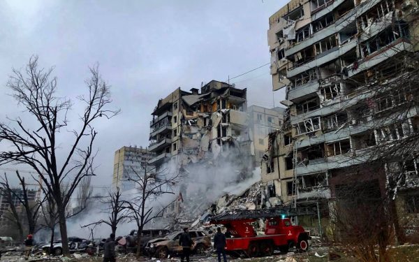 Două persoane au fost ucise și alte trei rănite în urma unor atacuri aeriene rusești în regiunea Dnipro din estul Ucrainei, conform informațiilor furnizate vineri de administrația regională