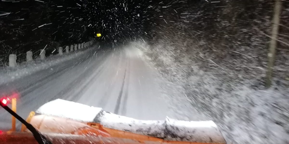 Ninsori abundente au creat probleme în zona montană a județului Vâlcea, obligând autoritățile să intervină rapid pentru a asigura circulația pe DN7A