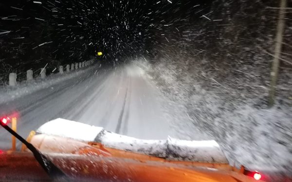 Ninsori abundente au creat probleme în zona montană a județului Vâlcea, obligând autoritățile să intervină rapid pentru a asigura circulația pe DN7A