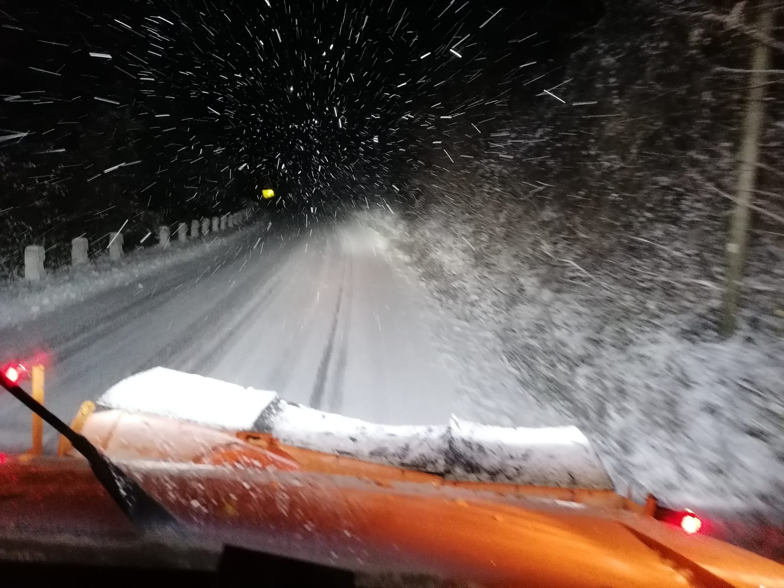 Ninsori abundente au creat probleme în zona montană a județului Vâlcea, obligând autoritățile să intervină rapid pentru a asigura circulația pe DN7A