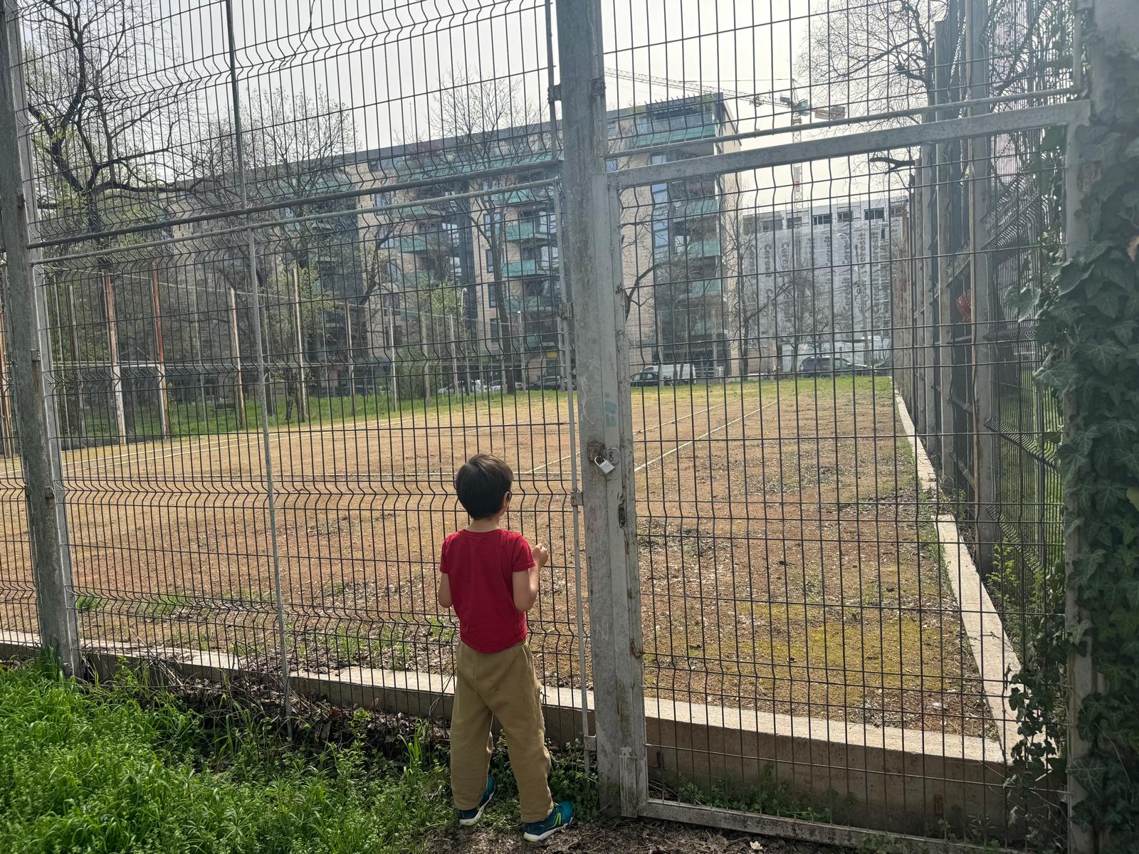 Aproape o mie de persoane au semnat o petiție online în speranța de a salva Baza Sportivă Cireșarii, un simbol al copilăriei și al vieții comunității din zona Domenii–Grivița–Chibrit