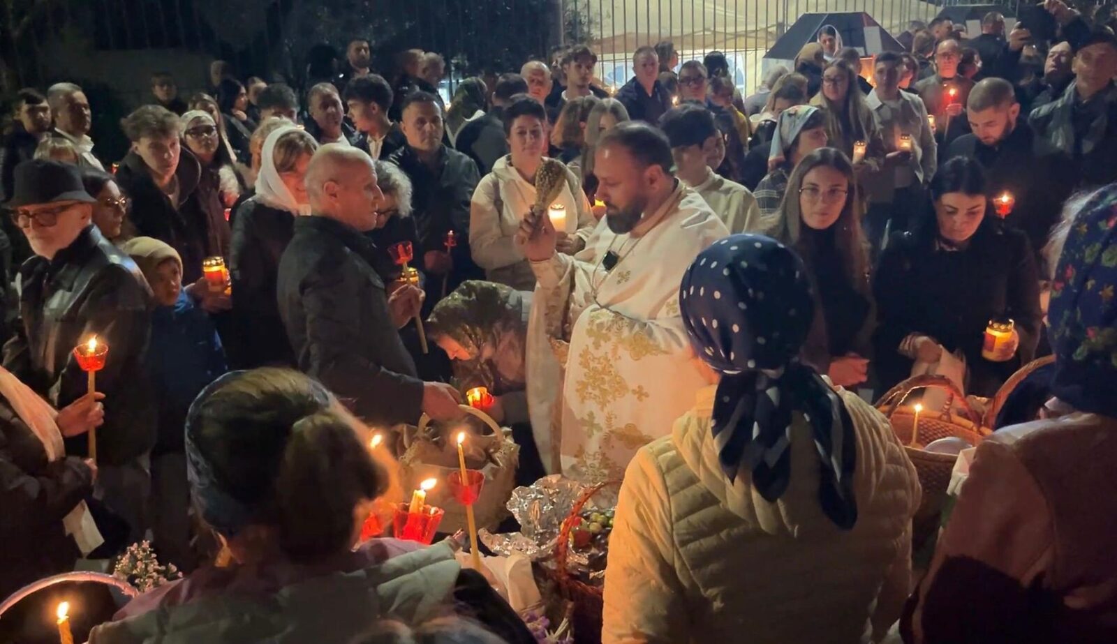 Paște la Bergamo: Românii nu uită tradiția! Peste o mie au luat lumină