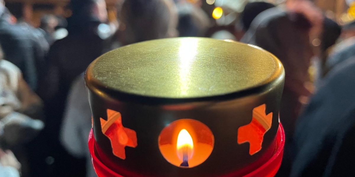 Învierea în biserica de lemn, sub umbra drujbelor: reportaj din România