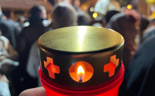 Învierea în biserica de lemn, sub umbra drujbelor: reportaj din România