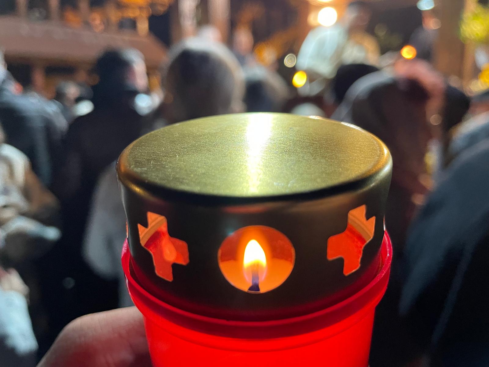 Învierea în biserica de lemn, sub umbra drujbelor: reportaj din România