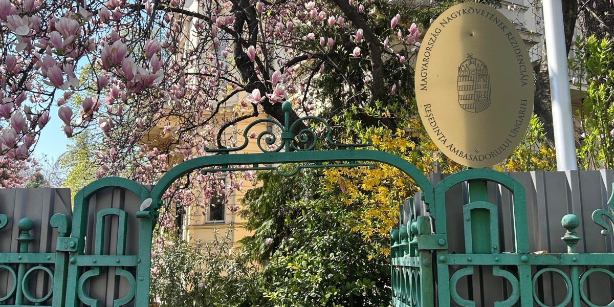 Reportaj EXCLUSIV: Reacții dure la Ambasada Ungariei din București după înfrângerea lui Viktor Orban