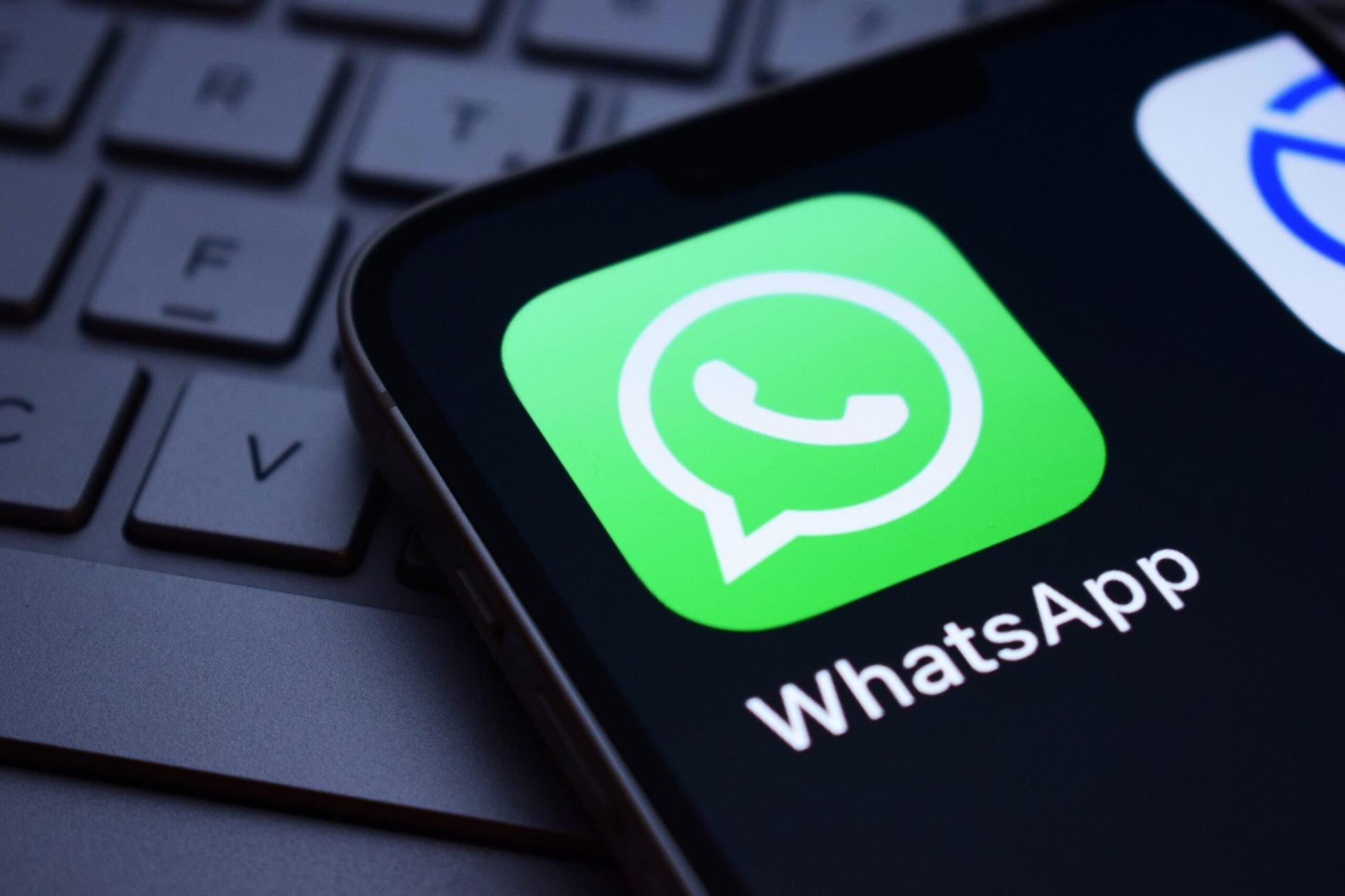 WhatsApp introduce o nouă funcție menită să îmbunătățească calitatea apelurilor vocale și video: eliminarea zgomotului de fond
