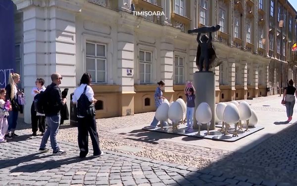 Ouăle gigant din Timișoara, scandal de 7.000 de euro: Statuia, umbrită!