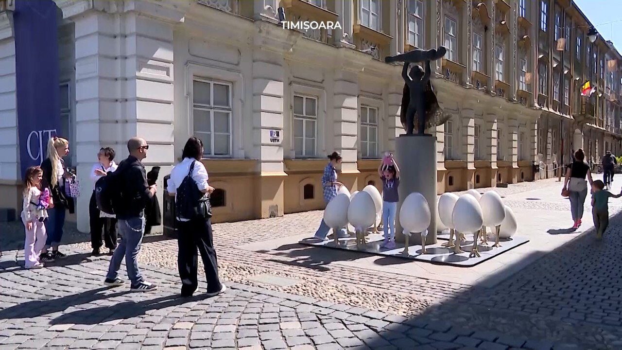 Ouăle gigant din Timișoara, scandal de 7.000 de euro: Statuia, umbrită!