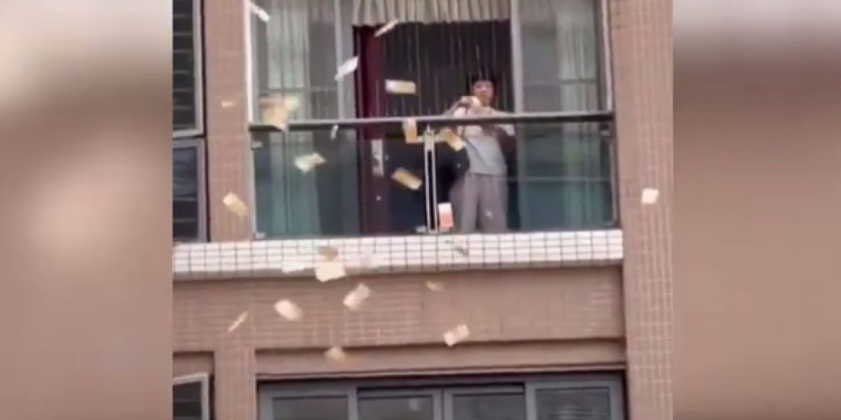 A aruncat 160.000 de dolari de la balcon. Ce cer autoritățile chineze