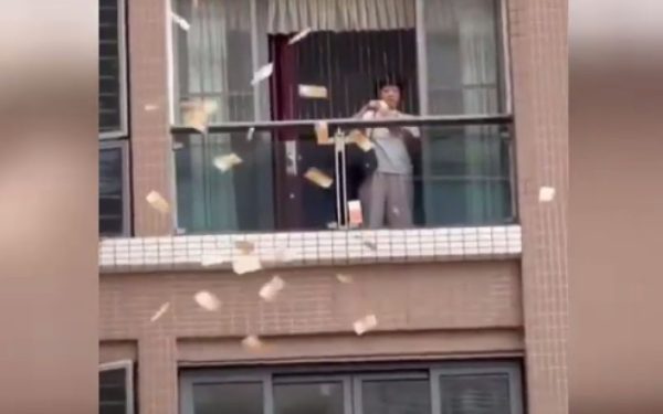 A aruncat 160.000 de dolari de la balcon. Ce cer autoritățile chineze