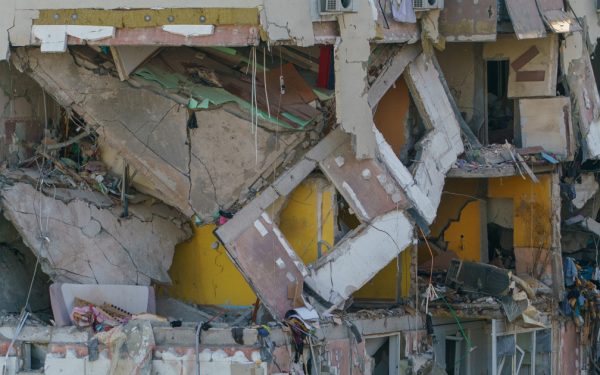 Rahova: După șase luni de la explozie, zeci de familii, fără case și răspunsuri, ies în stradă