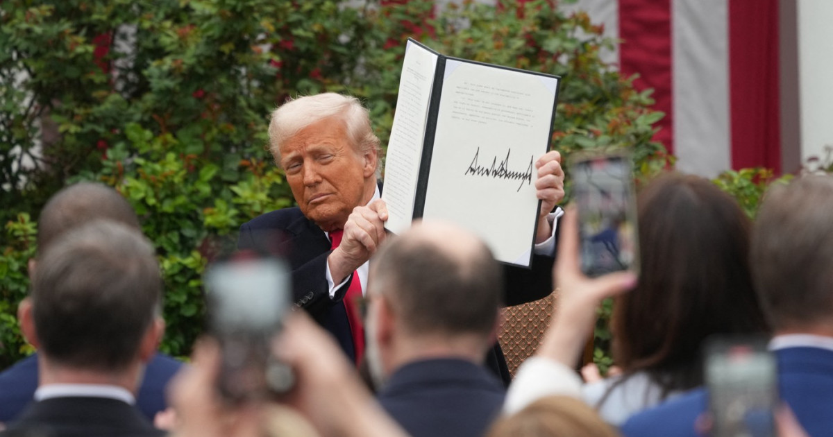 Președintele SUA, Donald Trump, a semnat joi decrete executive care introduc noi taxe vamale pentru anumite medicamente importate și modifică tarifele existente pentru metale, marcând astfel a unsprezecea aniversare a anunțului său privind tarife globale