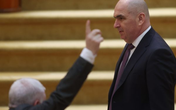 Opoziția promite rǎsturnarea Guvernului, dar se ceartǎ pe moțiune. AUR ezită, PACE strânge semnături