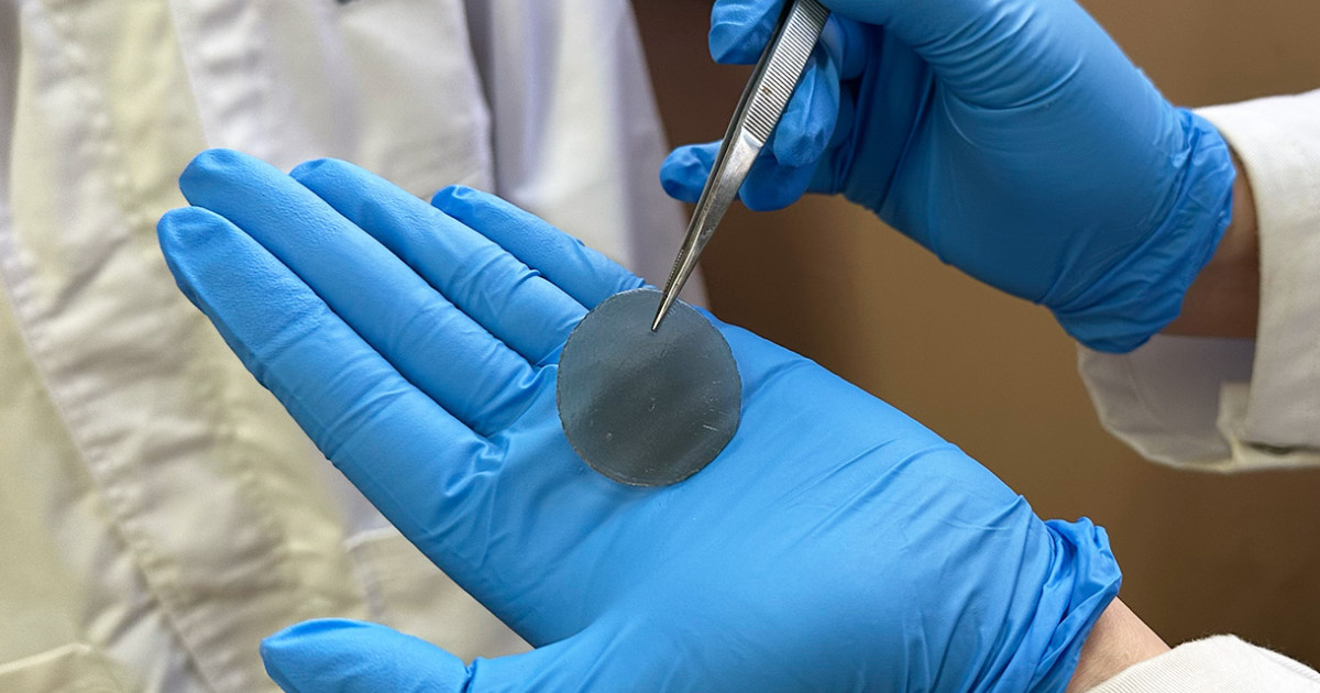 O echipă de cercetători din Australia a dezvoltat un pansament inteligent destinat să monitorizeze și să trateze leziunile în timp real, o inovație care ar putea influența semnificativ modul în care sunt gestionate rănile cronice