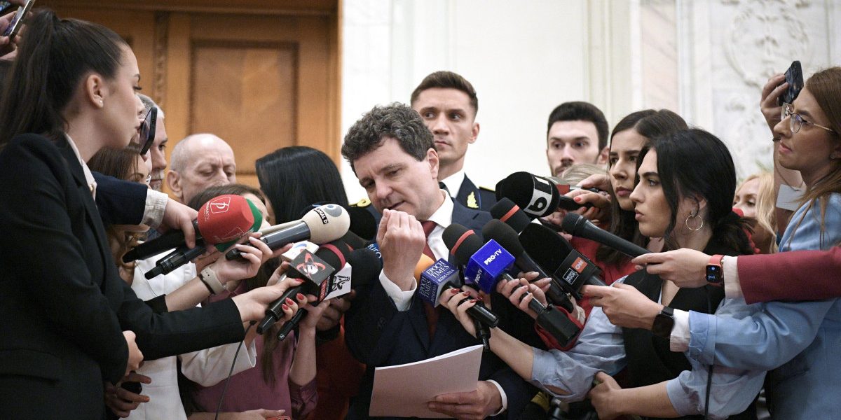 Criza bate la ușă în România: Președintele critică PSD-PNL