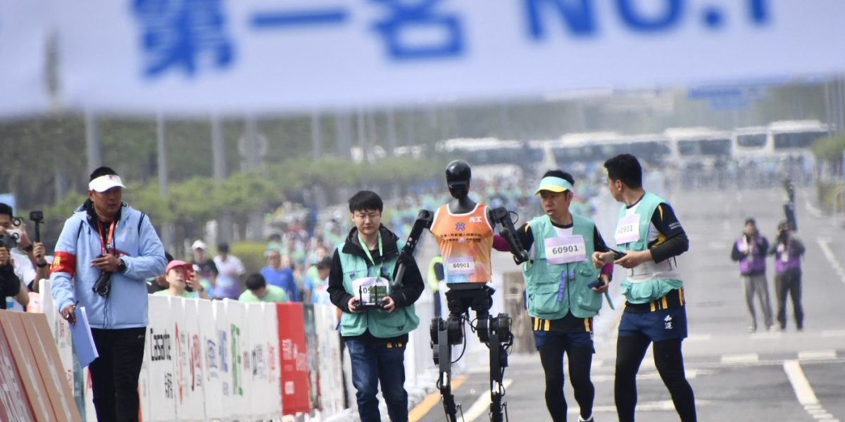 Robotul a zdrobit recordul mondial uman la maratonul de la Beijing