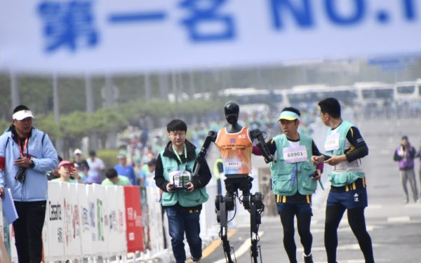 Robotul a zdrobit recordul mondial uman la maratonul de la Beijing