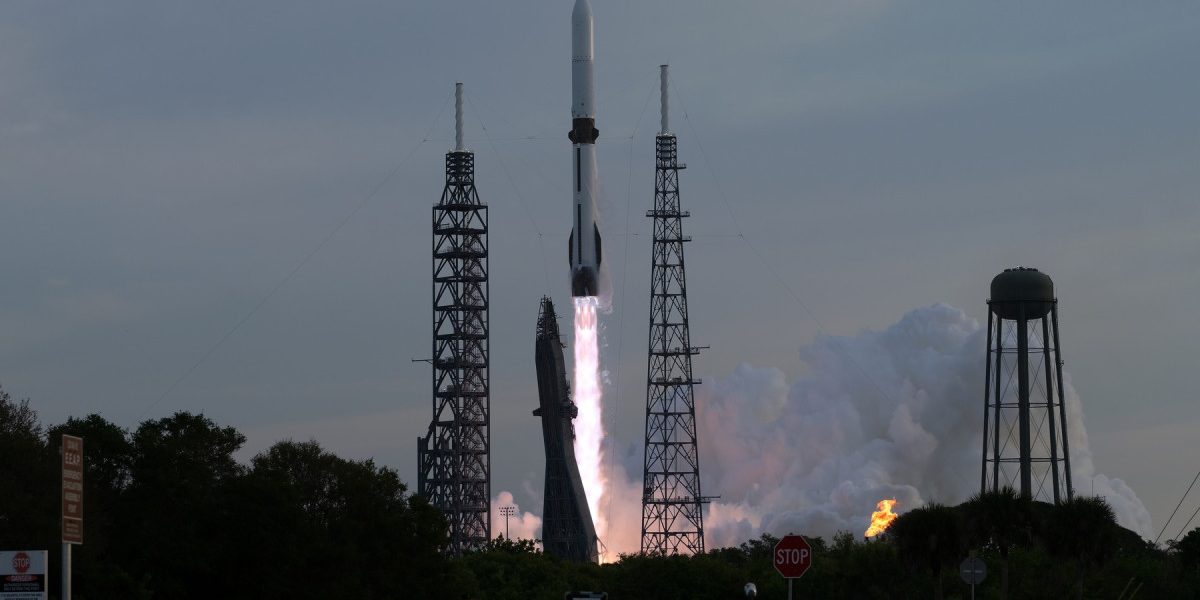 Blue Origin lansează prima rachetă reutilizabilă: Un pas uriaș în industria spațială