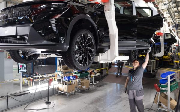 Renault dă afară masiv: Până la 20% din ingineri, pe drumuri în 2 ani