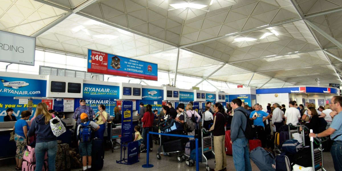 Ryanair: Ghișeele de check-in se închid mai devreme. Care-i motivul?