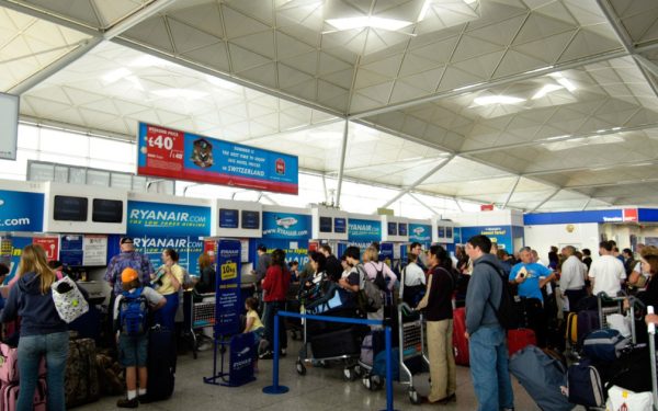 Ryanair: Ghișeele de check-in se închid mai devreme. Care-i motivul?