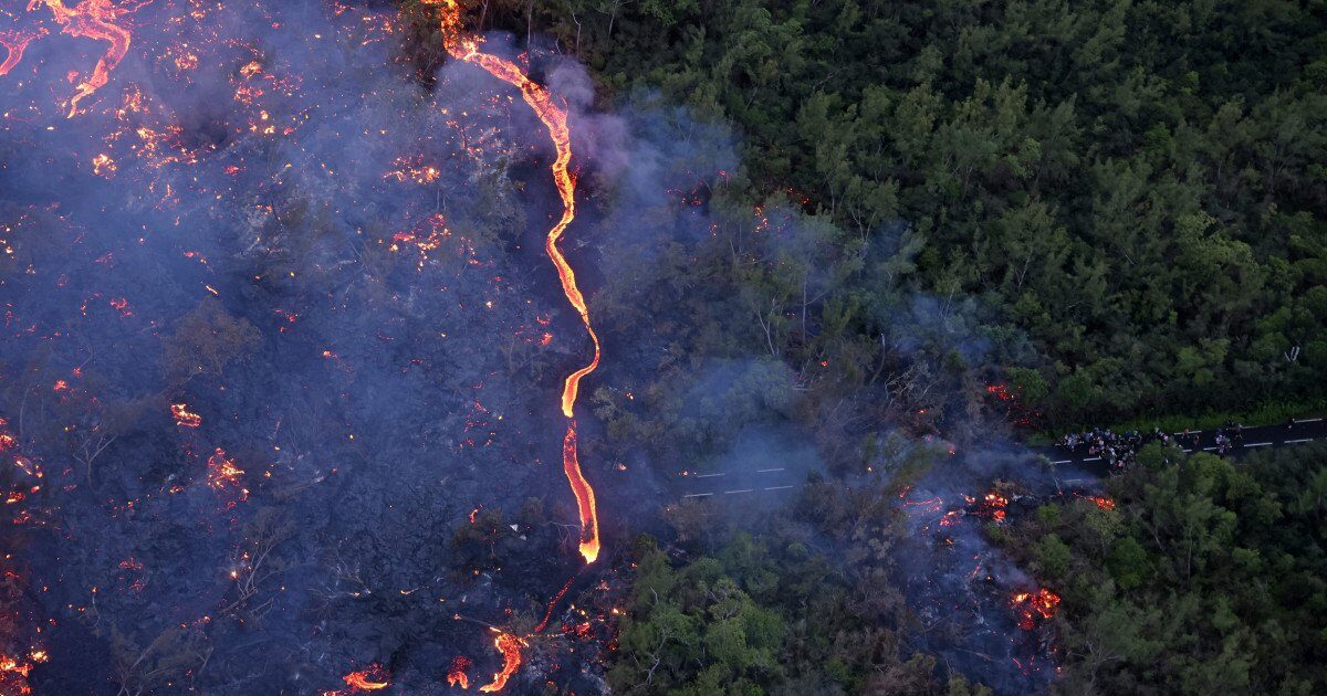 Imagini SPECTACULOASE din satelit: Lava vulcanului din Reunion se varsă în ocean