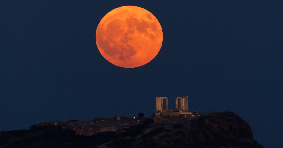 Primăvara anului 2023 aduce în prim-plan două dintre cele mai spectaculoase fenomene astronomice din calendar: Luna Roz și Luna Albastră