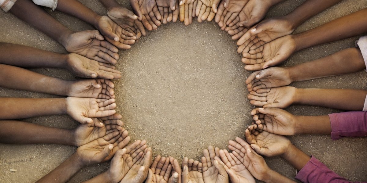 Români cu suflet: Adoptă orfani din Tanzania, le construiesc un viitor.