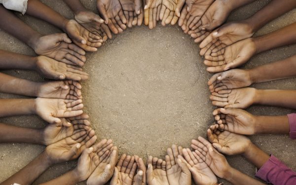 Români cu suflet: Adoptă orfani din Tanzania, le construiesc un viitor.