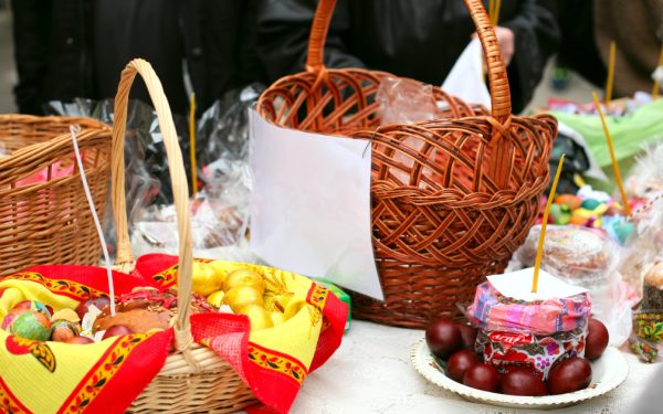 Alimente obligatorii de Paște: ce se dă la pomană și pe masa de Înviere