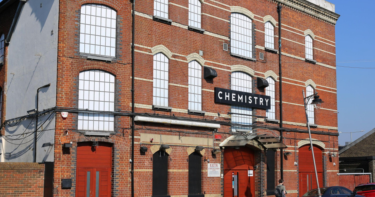 Doi oameni au murit și un caz de meningită a fost raportat recent la Londra, într-un context în care legătura dintre un club de noapte din Kent și răspândirea acestei boli grave a devenit o problemă de sănătate publică de interes național în Marea Britanie