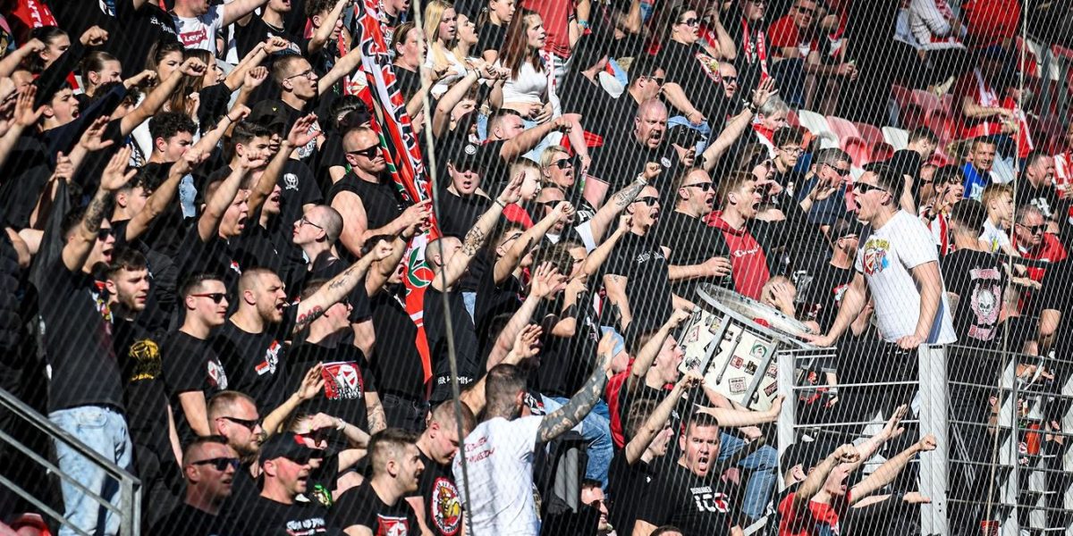 Fanii echipei Diosgyőr, alături de „corabia” în derivă