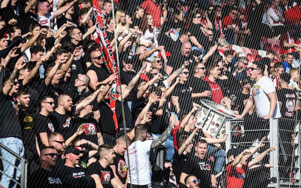 Fanii echipei Diosgyőr, alături de „corabia” în derivă