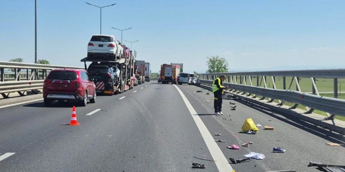 Accident GRAV: 4 răniți și cozi de 8 km pe șosea