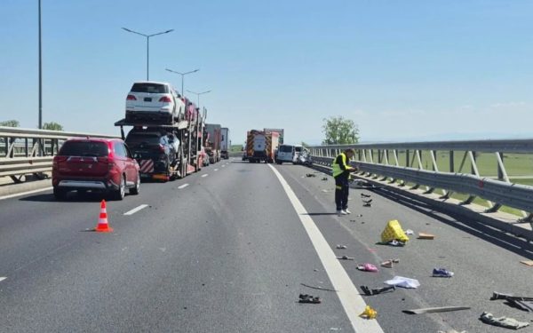 Accident GRAV: 4 răniți și cozi de 8 km pe șosea
