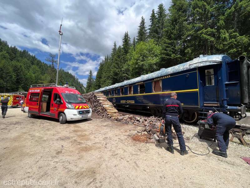 Accident grav de tren în nordul Franței: un mecanic a murit, 27 de persoane rănite Un incident tragic a avut loc marți între Bethune și Lens, în nordul Franței, în urma coliziunii dintre un tren de mare viteză TGV și un camion