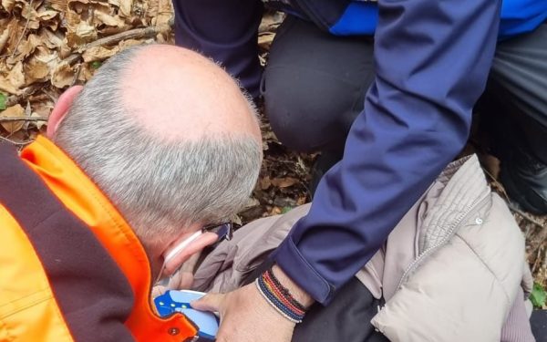 Tineri, accident grav pe Valea Păușa: Cu ATV-ul 8 metri în pârâu. Jandarmii din Călimănești, în acțiune