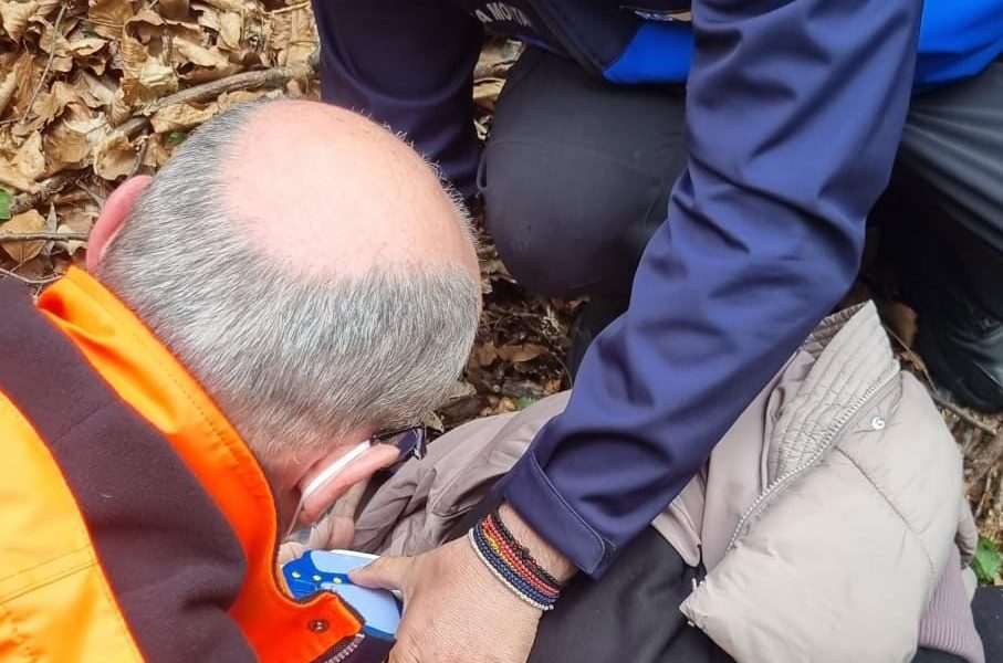 Tineri, accident grav pe Valea Păușa: Cu ATV-ul 8 metri în pârâu. Jandarmii din Călimănești, în acțiune