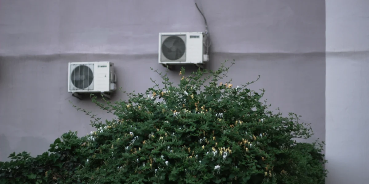 Aer condiționat la bloc: Cei supărați pot da vecinii în judecată! Verdictul instanței