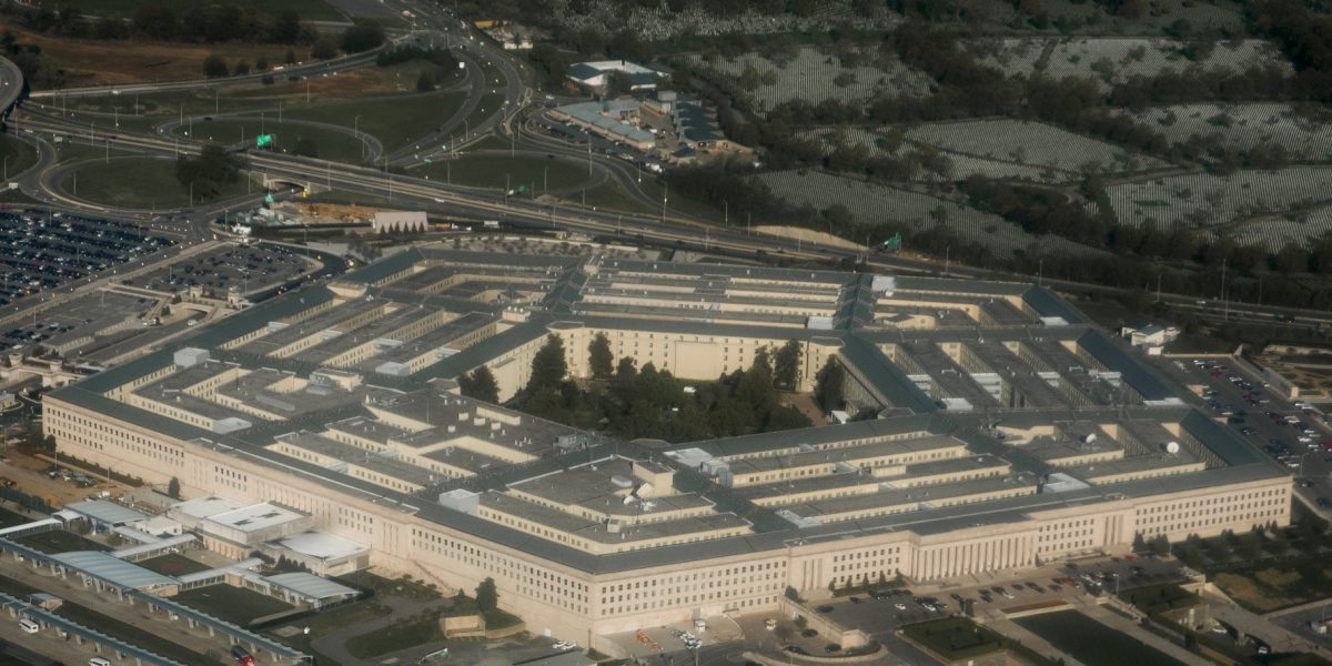 Pentagonul negociază cu FORD și GM: Uzinele auto, pregătite să facă armament?