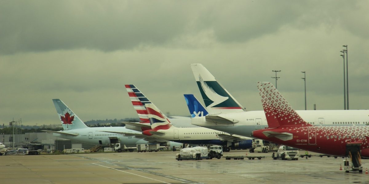 Aviația europeană, în criză: Prețul combustibilului dublu. Ce urmează